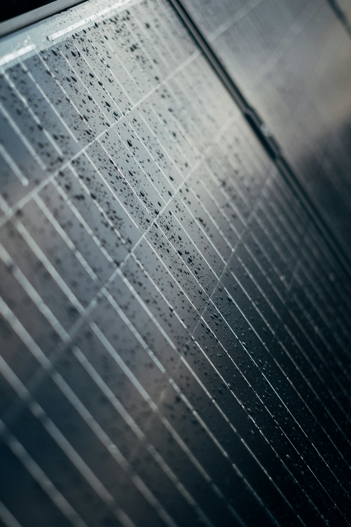 Gocce d'acqua su un pannello fotovoltaico