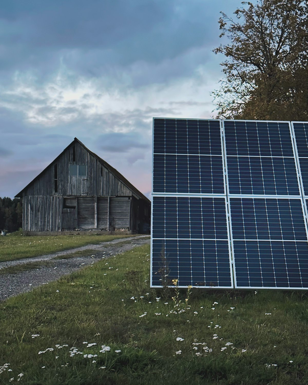 Pannelli fotovoltaici accanto a un fienile in campagna