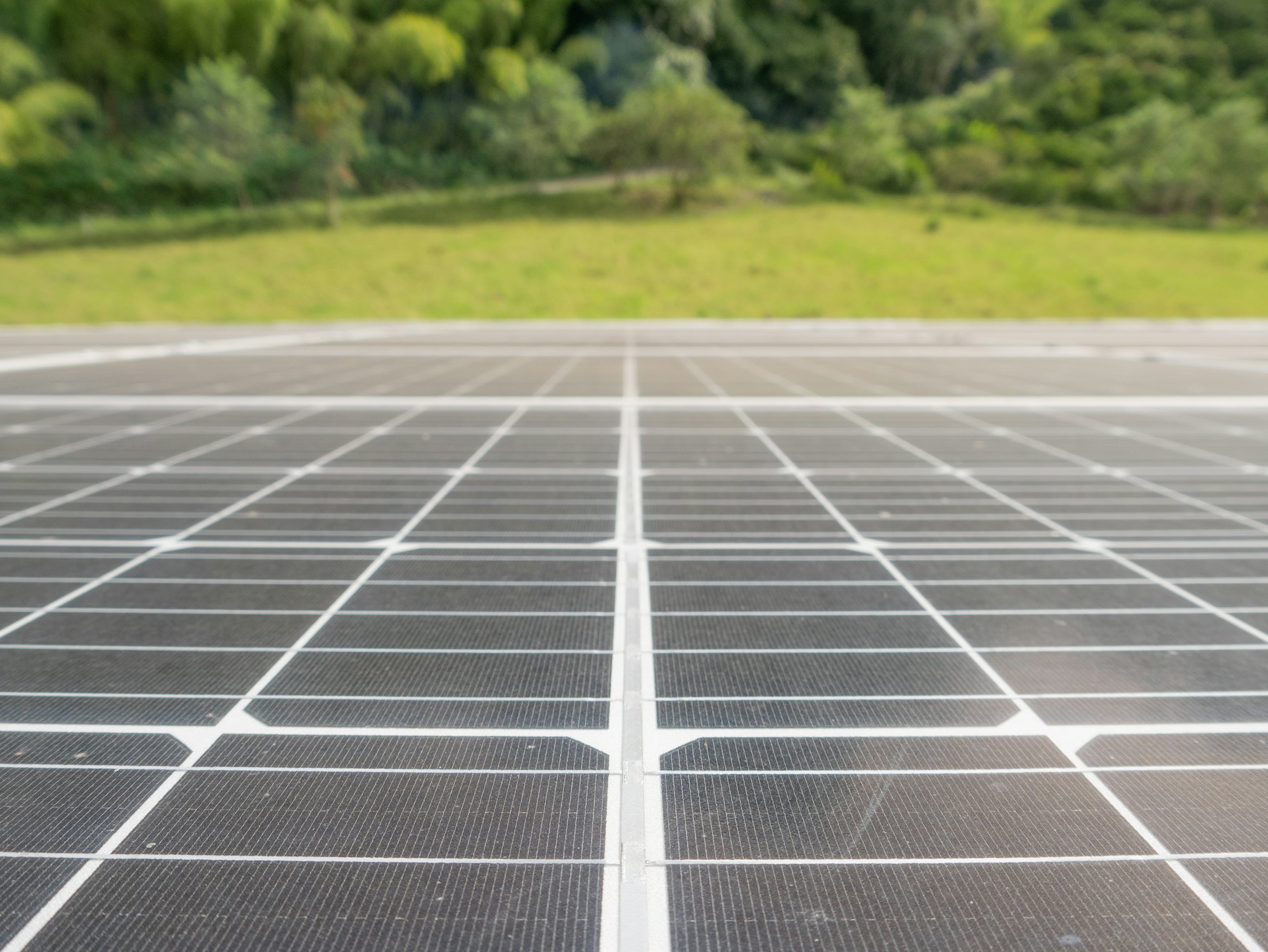 Pannelli fotovoltaici con colline verdi sullo sfondo