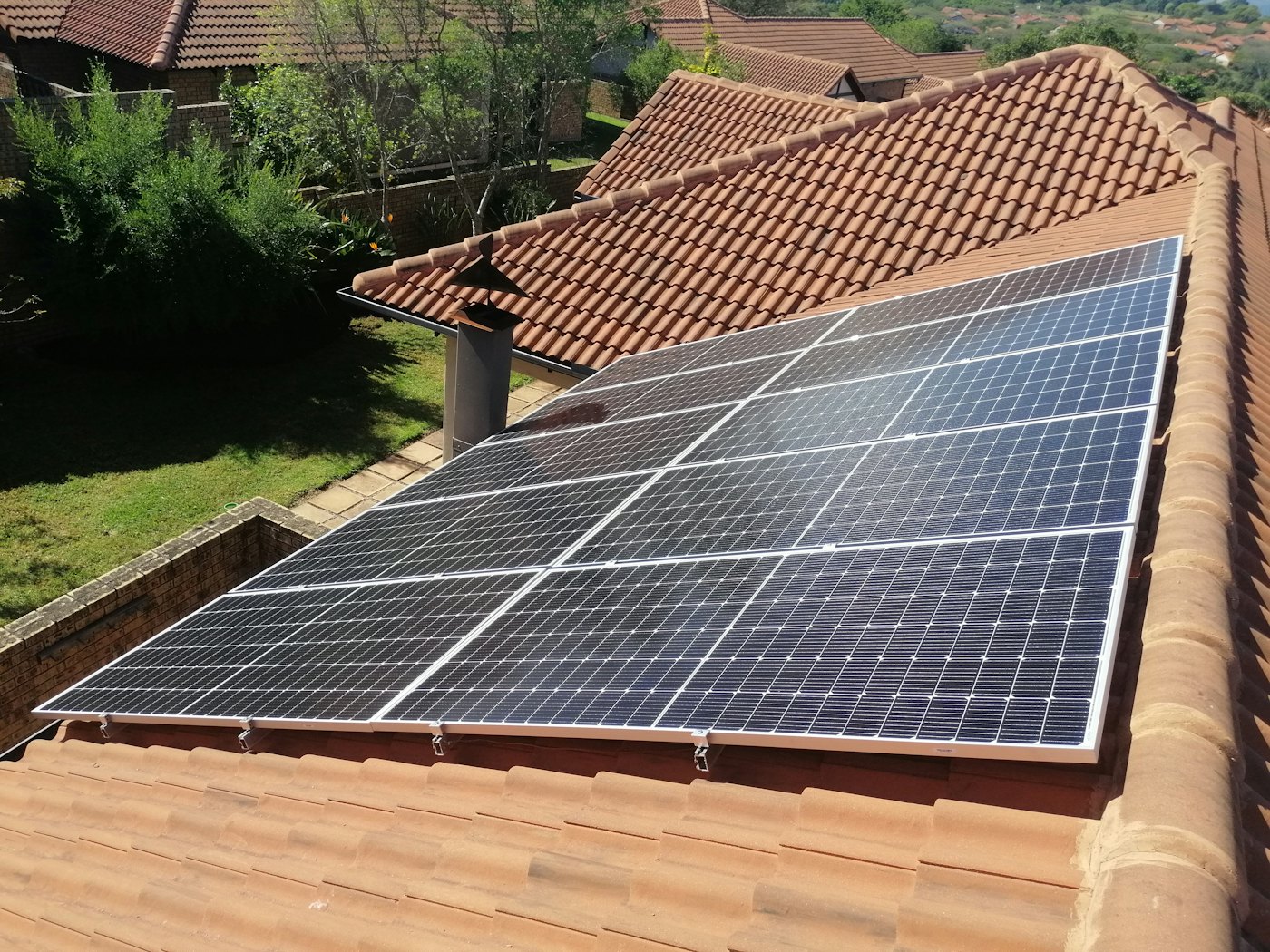 Pannelli fotovoltaici puliti su un tetto di tegole