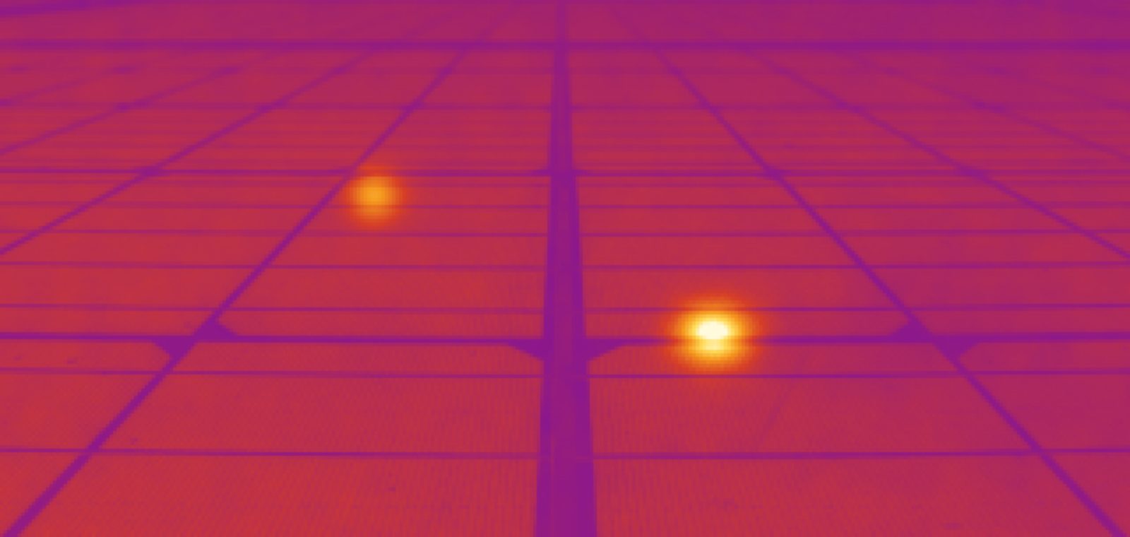 Immagine termografica illustrativa di pannelli fotovoltaici con due punti caldi